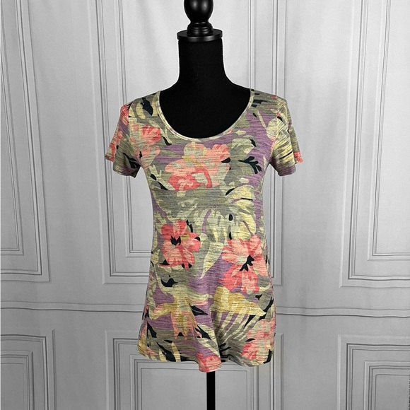 Floral top 🖤 - Picture 1 of 11